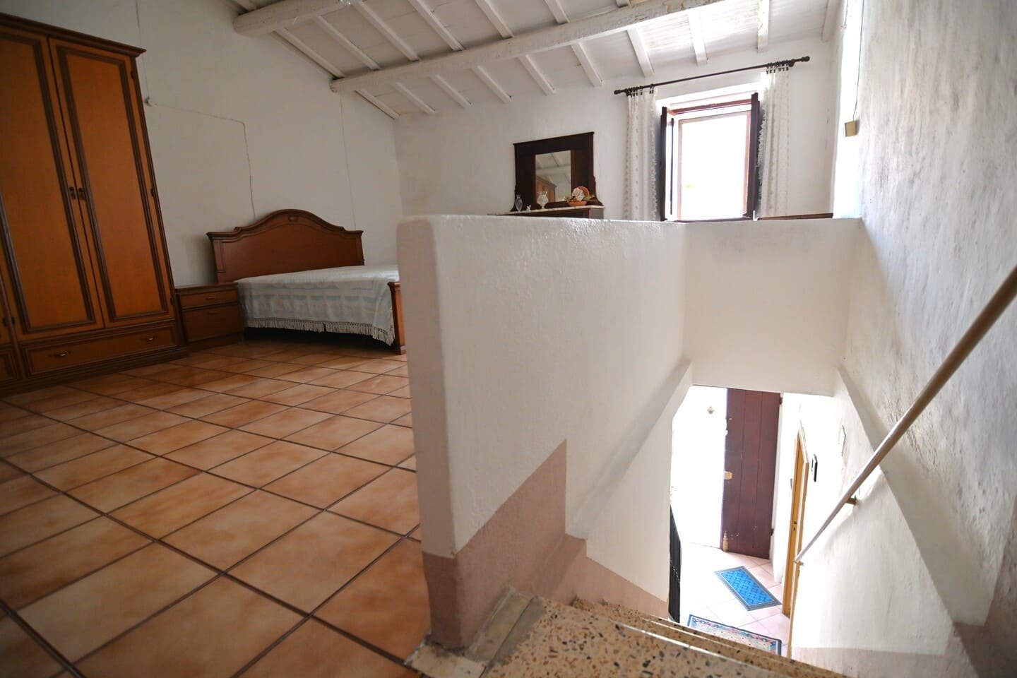Casa indipendente bilivello affacciata su piazza