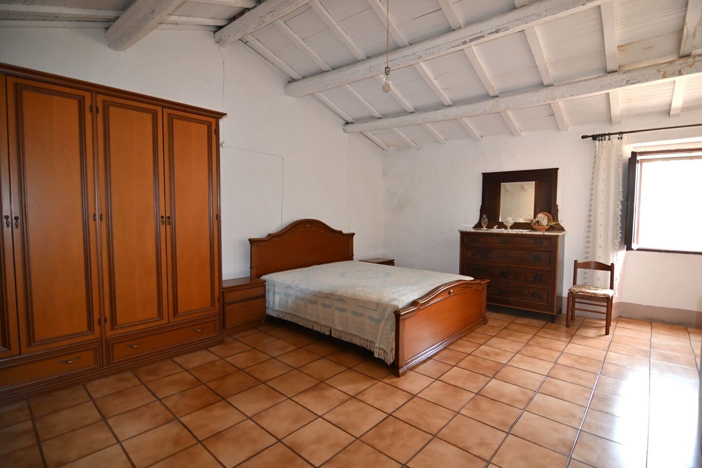Casa indipendente bilivello affacciata su piazza
