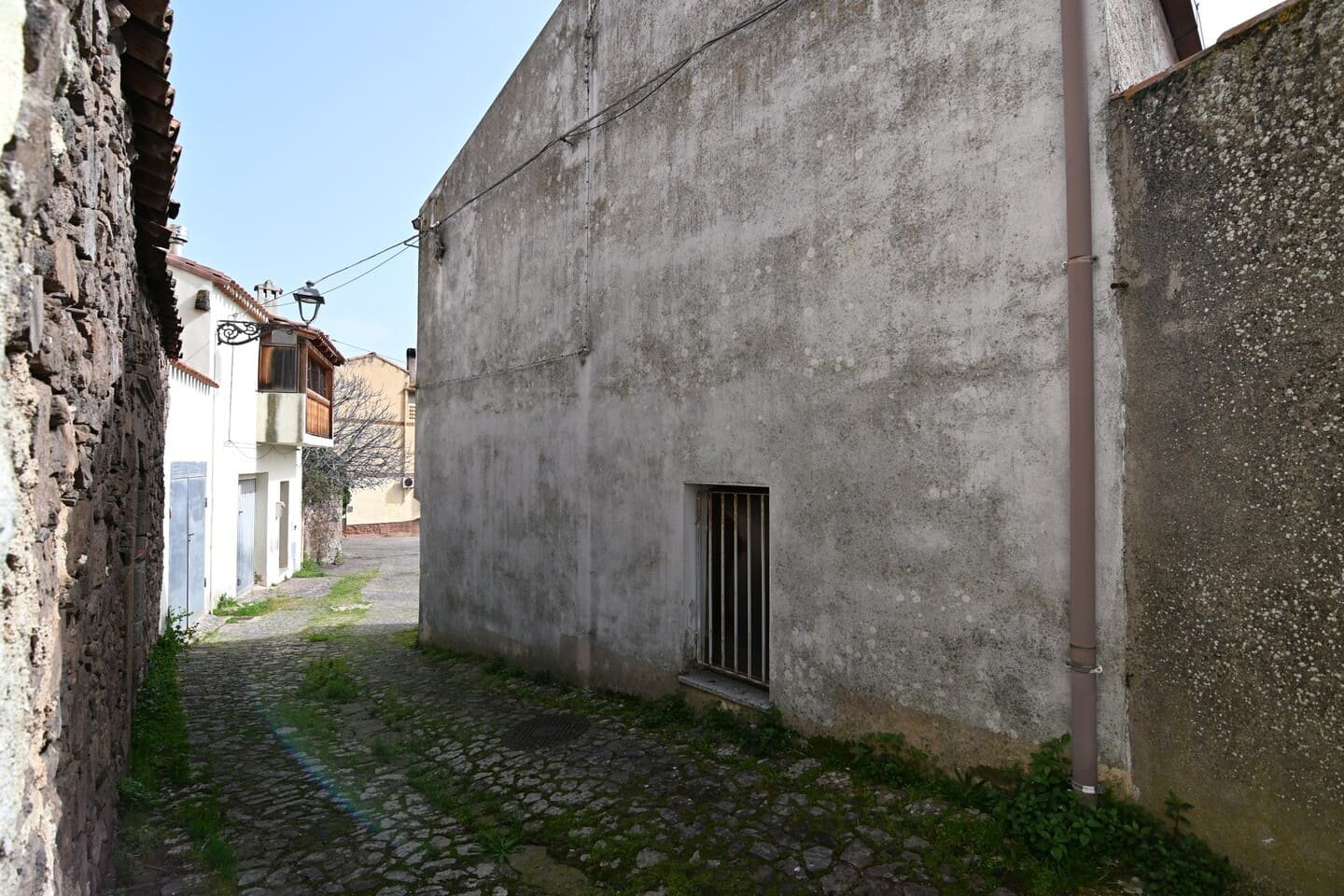 Casa indipendente bilivello affacciata su piazza