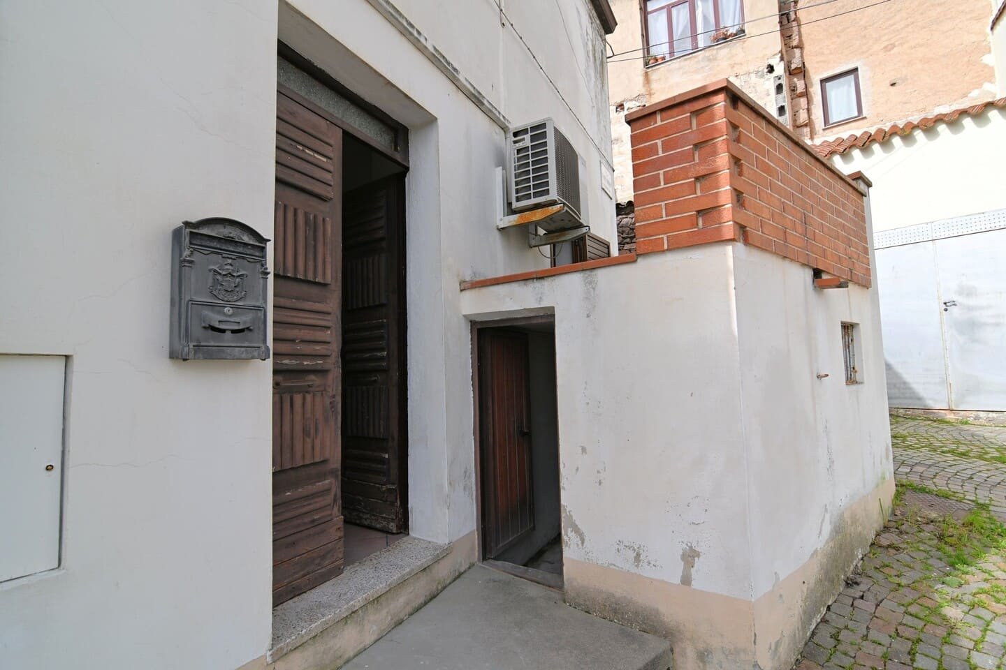 Casa indipendente bilivello affacciata su piazza