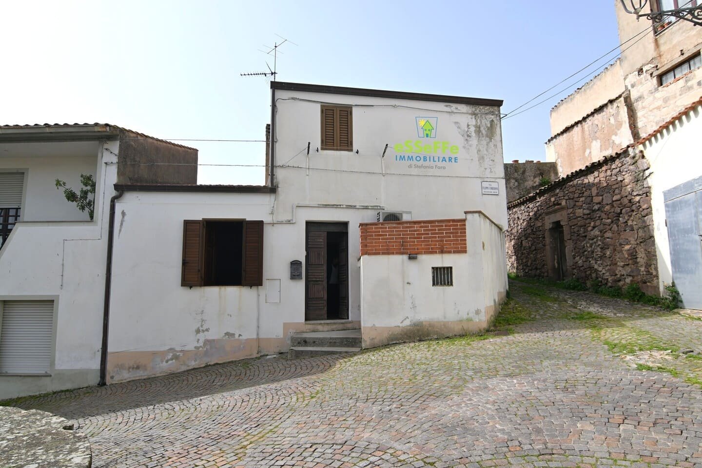 Casa indipendente bilivello affacciata su piazza