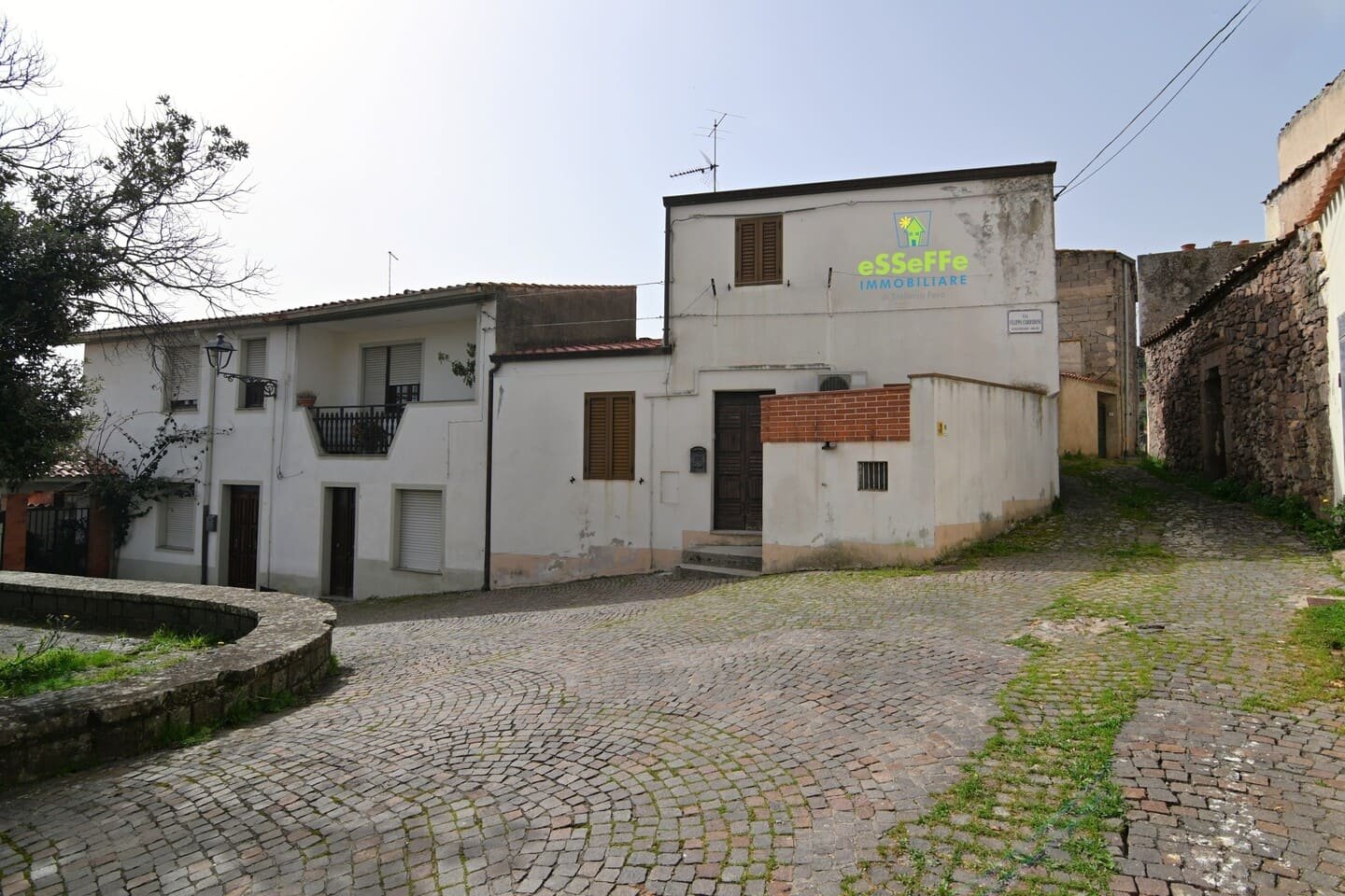 Casa indipendente bilivello affacciata su piazza