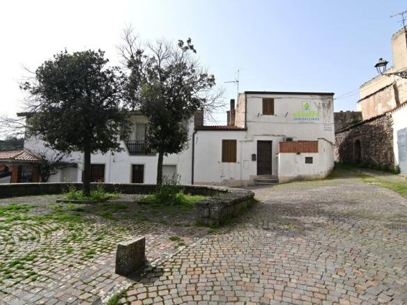 Casa indipendente bilivello affacciata su piazza