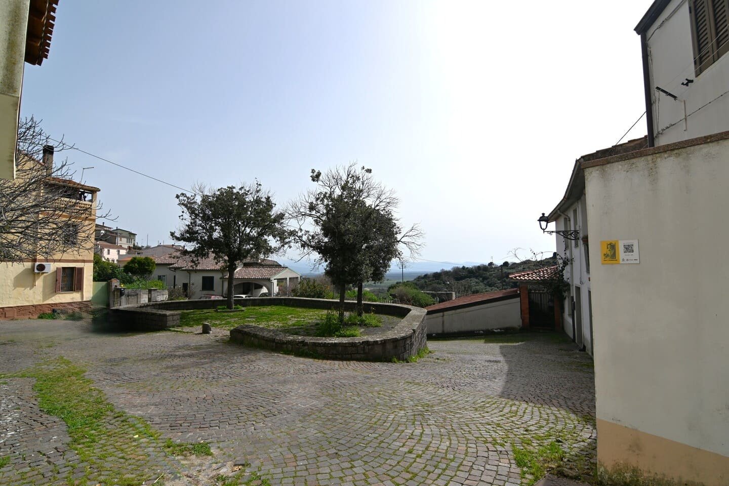 Casa indipendente bilivello affacciata su piazza
