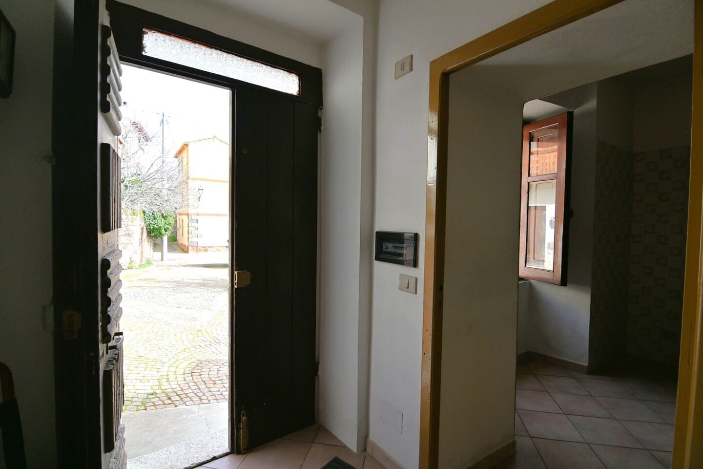 Casa indipendente bilivello affacciata su piazza