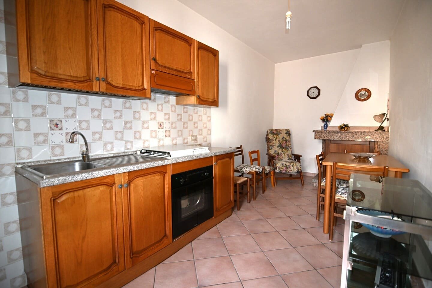 Casa indipendente bilivello affacciata su piazza
