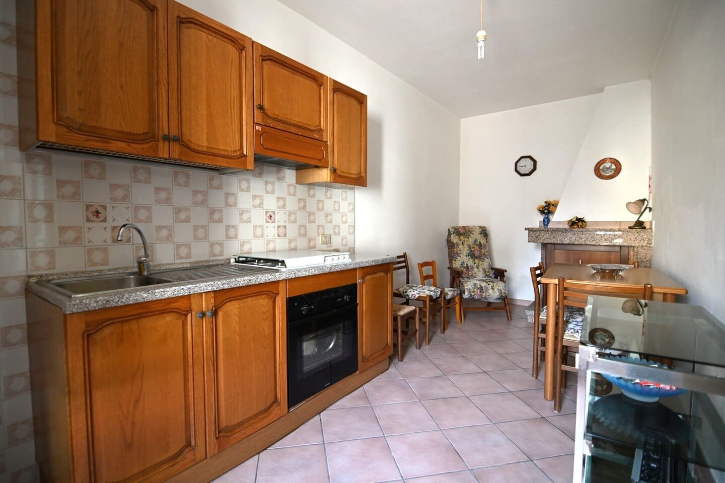 Casa indipendente bilivello affacciata su piazza
