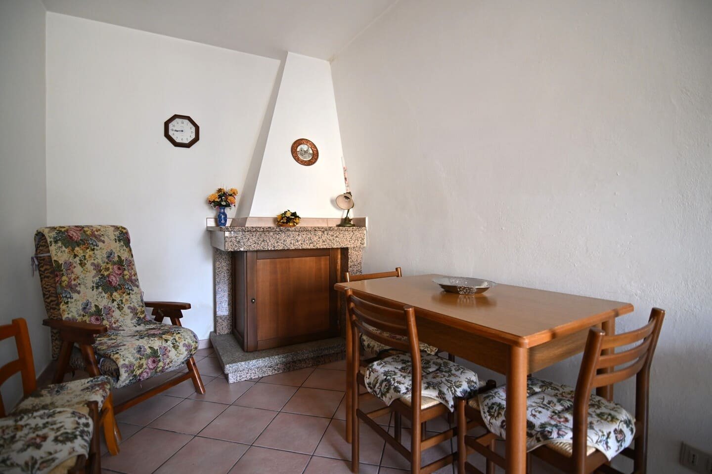 Casa indipendente bilivello affacciata su piazza