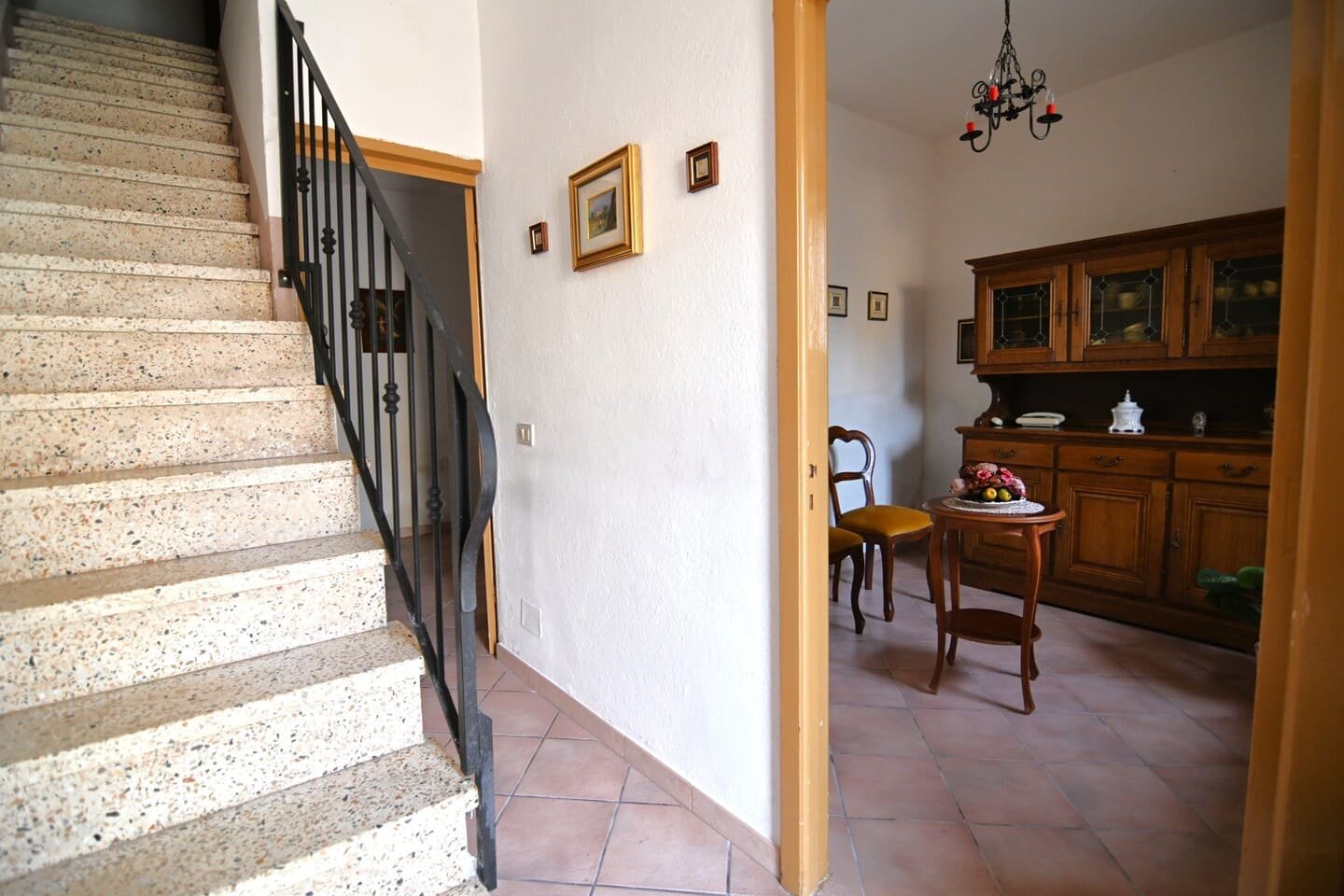 Casa indipendente bilivello affacciata su piazza